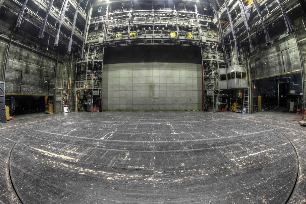 stage-in-the-abandoned-theatre-P5W6765